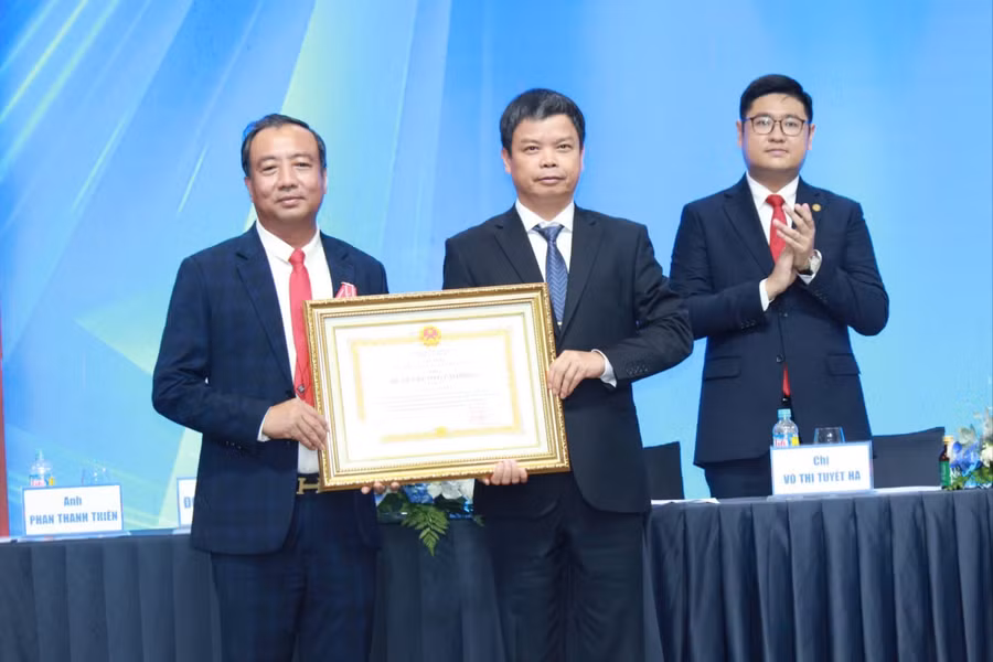 huy-chuong-hang-ba-thien.jpg
