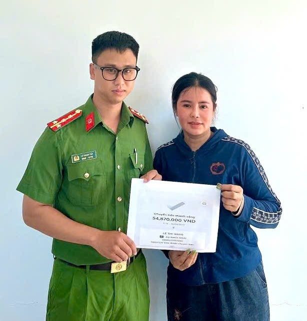 Nhờ sự hỗ trợ của Công an xã Vạn Đức, chị Lê Thị Hằng đã được trả lại số tiền chuyển nhầm. Ảnh: ĐVCC ho-tro-nhan-tien-chuyen-nham.jpg