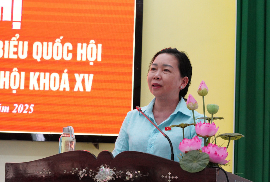Phó Trưởng đoàn chuyên trách Đoàn Đại biểu Quốc hội tỉnh Gia Lai Lý Tiết Hạnh thông báo kết quả kỳ họp thứ 9, Quốc hội khóa XV đến cử tri phường Bồng Sơn. Ảnh: Nguyễn Hân h1.jpg