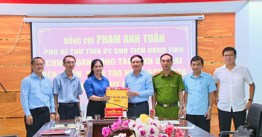 Phó Bí thư Tỉnh ủy, Chủ tịch UBND tỉnh Gia Lai Phạm Anh Tuấn (giữa) trao quà cho tập thể Đảng ủy, HĐND, UBND, Ủy ban MTTQ Việt Nam phường Quy Nhơn Tây. Ảnh: Ngọc Luận 2.jpg