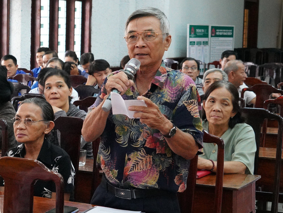 Cử tri phường Bồng Sơn phát biểu ý kiến tại buổi tiếp xúc. Ảnh: Nguyễn Hân h4.jpg