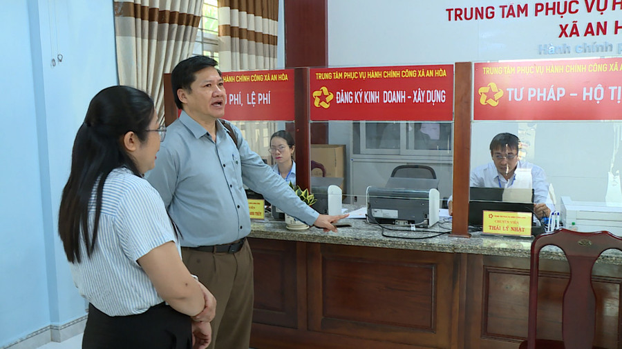 Phó Chủ tịch Thường trực HĐND tỉnh Gia Lai Trương Văn Đạt kiểm tra hoạt động của Trung tâm Phục vụ hành chính công xã An Hòa. Ảnh: Minh Hoàng pho-chu-tich-thuong-truc-hdnd-tinh-truong-van-dat-kiem-tra-ttpvhcc-xa-an-hoa-h2.jpg
