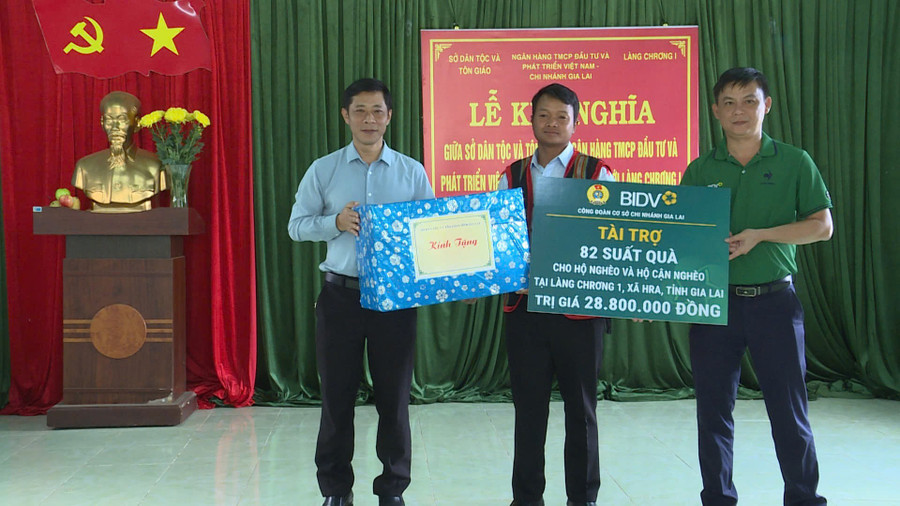 so-dan-toc-va-ton-giao-cung-voi-bidv-chi-nhanh-gia-lai-da-trao-qua-luu-niem-cho-lang-chrong-1-anh-huy-toan.jpg