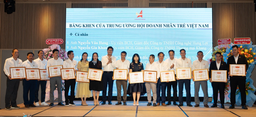 Các cá nhân nhận bằng khen của Trung ương Hội Doanh nhân trẻ Việt Nam. Ảnh: H.Y hoi-doanh-nhan-tre-binh-dinh-2.jpg