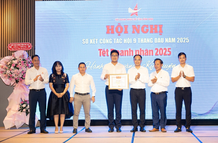 Hội Doanh nhân trẻ Bình Định nhận bằng khen của Trung ương Hội Doanh nhân trẻ Việt Nam. Ảnh: H.Y hoi-doanh-nhan-tre-binh-dinh-1.jpg