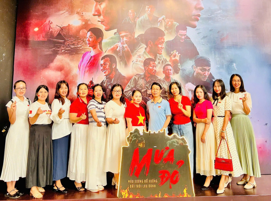 Nhiều khán giả hào hứng với phim "Mưa đỏ" tại rạp Touch Cinema. Ảnh: Ngọc Hằng gen-h-z6949972859498-2c5825cb8f4056948fcfd9038b115957.jpg