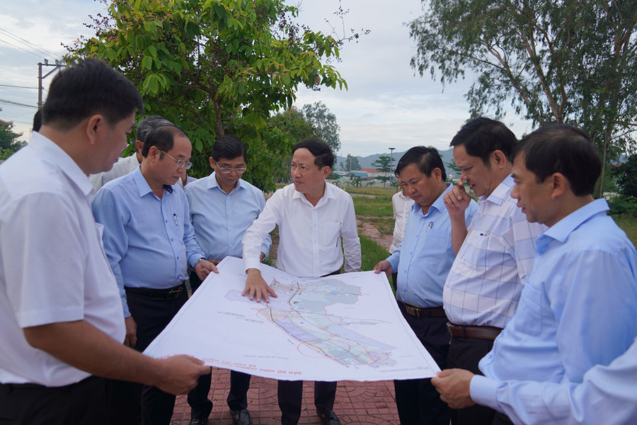 Chủ tịch UBND tỉnh Phạm Anh Tuấn (giữa) kiểm tra địa điểm dự kiến triển khai tuyến đường kết nối từ cao tốc Bắc Nam đến Khu công nghiệp Phù Mỹ. Ảnh: N.H chu-tich-lam-viec-phu-my-dong.jpg