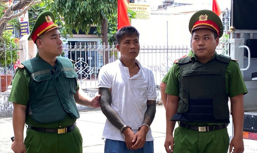 Cơ quan Cảnh sát điều tra thực hiện lệnh bắt tạm giam Võ Đức Huy. Ảnh: Nguyễn Giang bat-tam-giam-doi-tuong-ma-tuy.jpg