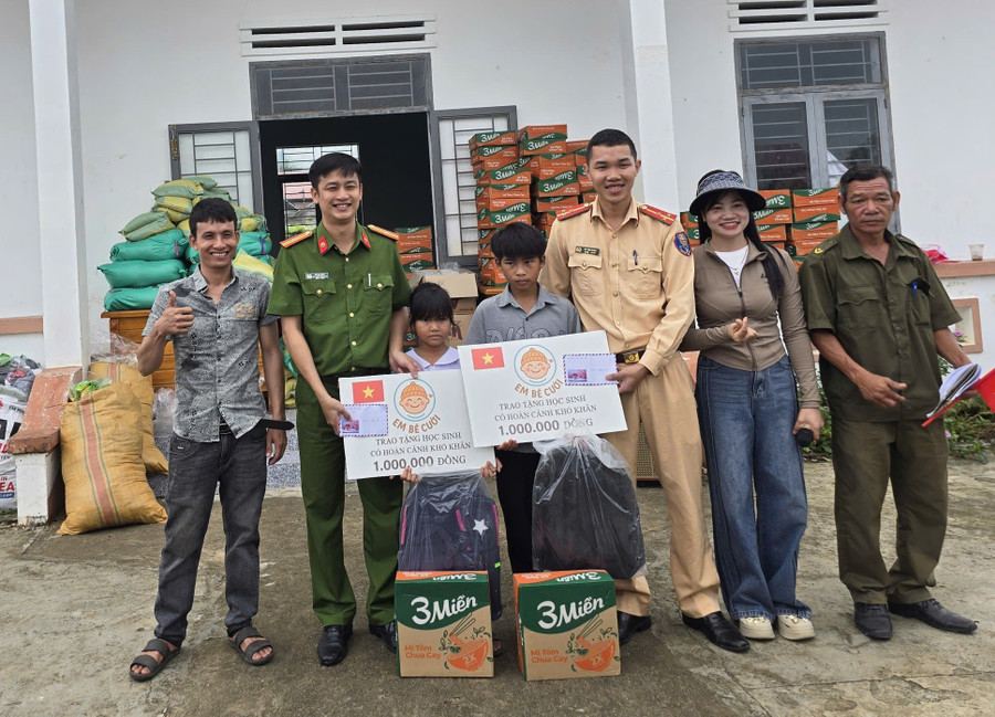 Trao học bổng cùng quà cho 2 em nhỏ diện nhà nghèo vượt khó và con nuôi Công an xã. Ảnh: ĐVCC tang-qua-xa-ia-pa.jpg