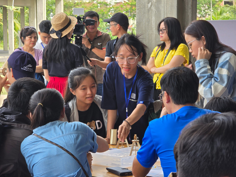 Các bạn trẻ hào hứng tham gia chế tạo kính thiên văn. Ảnh: T.L 2-thien-van.jpg