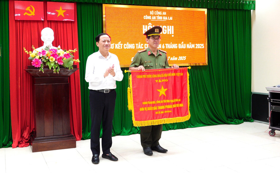 Đồng chí Phạm Anh Tuấn trao Cờ thi đua của Chính phủ cho Phòng Tham mưu Công an tỉnh. Ảnh: Quốc Hùng dong-chi-pham-anh-tuan-trao-bang-khen-cua-thu-tuong-chinh-phu-cho-van-phong-cong-an-tinh.jpg
