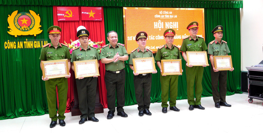 Giám đốc Công an tỉnh Lê Quang Nhân trao Bằng khen của Bộ Công an cho các tập thể, cá nhân tiêu biểu trong phong trào thi đua Vì An ninh Tổ quốc. Ảnh: Quốc Hùng giam-doc-cong-an-tinh-trao-bang-khen-cua-bo-cong-an-cho-cac-tap-the-ca-nhan-tieu-bieu-trong-phong-trao-thi-dua-vi-antq.jpg