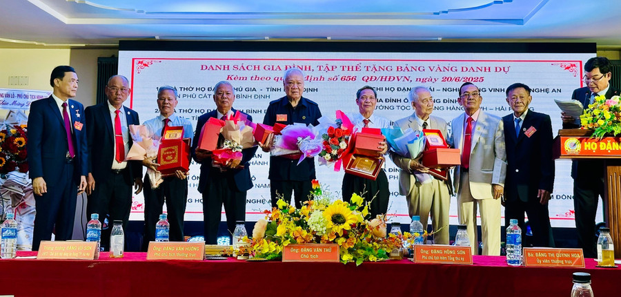Đại diện Hội đồng họ Đặng Việt Nam tặng bảng vàng danh dự cho các cá nhân tiêu biểu. Ảnh: Thảo Khuy dang.jpg