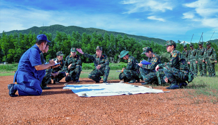 Giao nhiệm vụ cho các lực lượng tại thực địa trong luyện tập phương án bảo vệ mục tiêu đặc biệt quan trọng. Ảnh: Anh Tuấn bo-chi-huy-quan-su.jpg