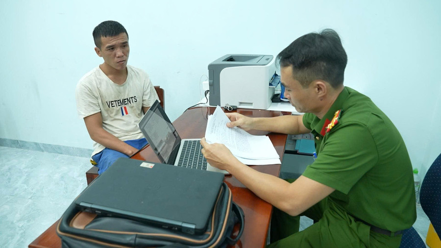 Công an phường Quy Nhơn lấy lời khai của đối tượng Phạm Minh Hơn. Ảnh: Dũng Nhân dap-kinh-o-to-trom-tai-san.jpg