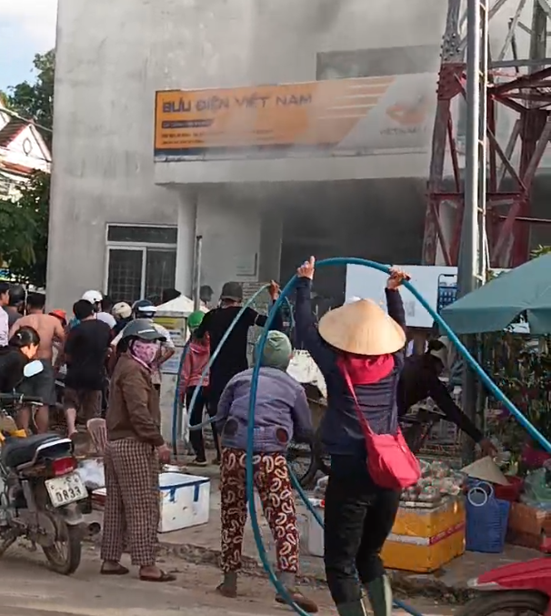 Đám cháy được cán bộ và người dân địa phương dập tắt kịp thời. Ảnh chụp màn hình 2.png