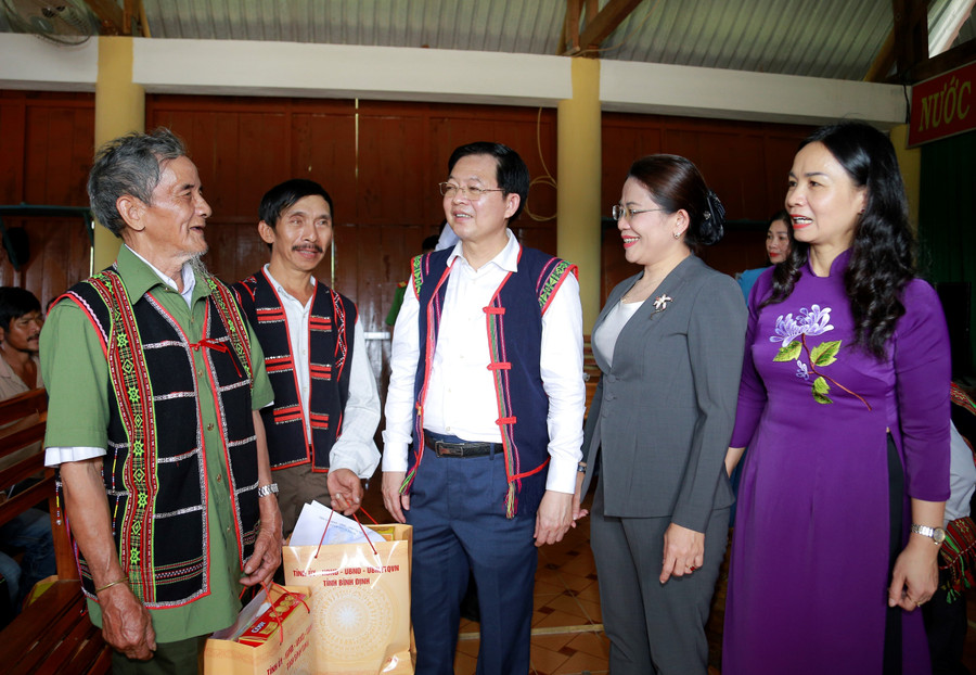 Bí thư Tỉnh ủy Hồ Quốc Dũng (giữa) về thăm, động viên người dân thôn M6. Ảnh: H.P chien-thang-thuan-ninh.jpg