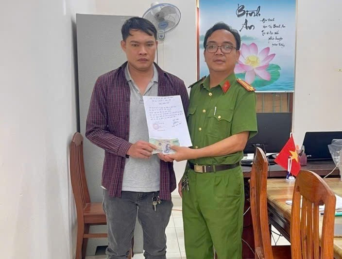 Công an xã Hoài Ân bàn giao số tiền cho ông Hiệp. Ảnh: ĐVCC nhan-lai-tien-chuyen-nham.jpg