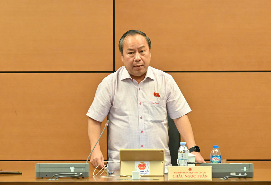 Trưởng đoàn ĐBQH tỉnh Châu Ngọc Tuấn cho rằng quá trình thực hiện thống nhất một bộ sách giáo khoa cần chống độc quyền, chống tiêu cực. Ảnh: Đoàn ĐBQH tỉnh gen-h-luat-giao-duc-3.jpg