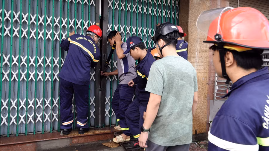 canh-sat-pccc-cong-an-tinh-cuu-nan-nguoi-dan-bi-mac-ket-trong-nha-o-phuong-quy-nhon.jpg