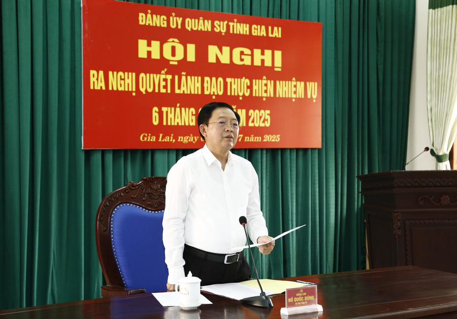 Đồng chí Hồ Quốc Dũng-Ủy viên Ban Chấp hành Trung ương Đảng, Bí thư Tỉnh ủy, kiêm Bí thư Đảng ủy Quân sự tỉnh Gia Lai yêu cầu LLVT tỉnh nhanh chóng ổn định tổ chức, biên chế và phải luôn chủ động trong mọi tình huống. Ảnh: H.P 3-912.jpg