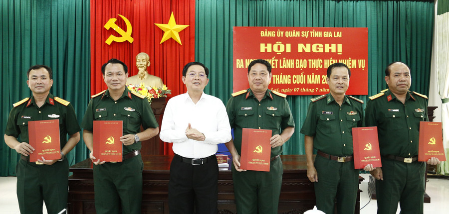 Đồng chí Hồ Quốc Dũng - Ủy viên Ban Chấp hành Trung ương Đảng, Bí thư Tỉnh ủy, kiêm Bí thư Đảng ủy Quân sự tỉnh Gia Lai, trao quyết định của Ban Thường vụ Tỉnh ủy chỉ định nhân sự tham gia Ban Thường vụ Đảng ủy Quân sự tỉnh nhiệm kỳ 2025 - 2030. Ảnh: H.P 1.jpg