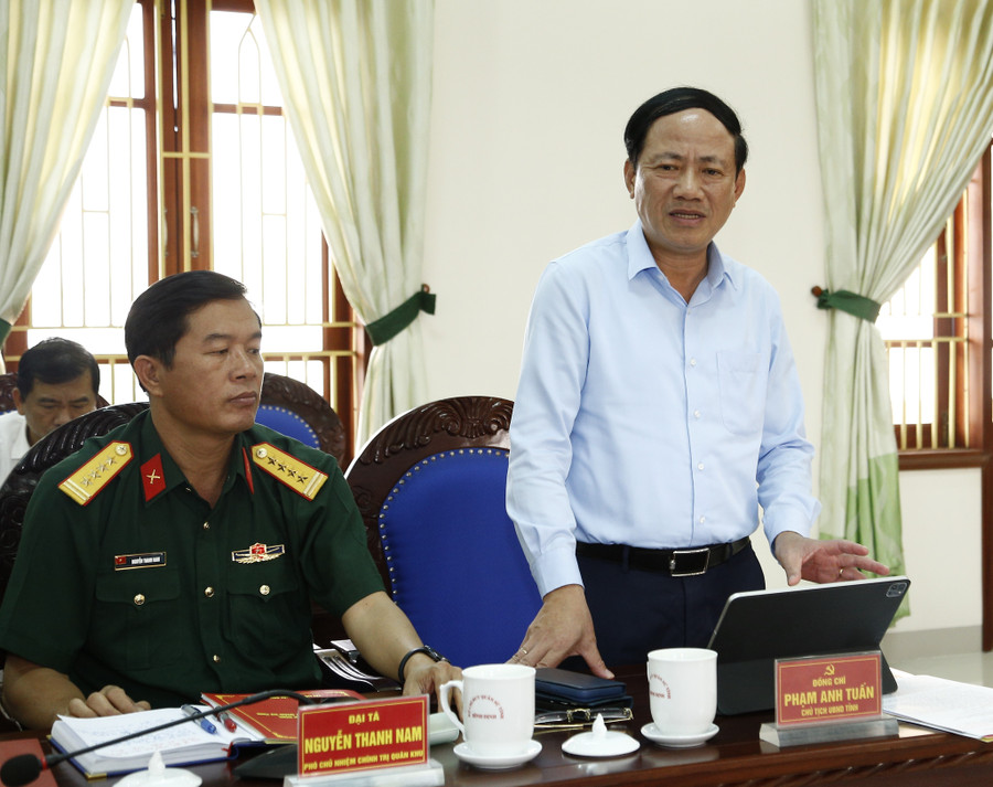 Chủ tịch UBND tỉnh Phạm Anh Tuấn đề nghị Đảng ủy-Bộ CHQS tỉnh đẩy mạnh ứng dụng công nghệ thông tin, cải cách hành chính, chuyển đổi số vào nhiệm vụ. Ảnh: H.P 5.jpg