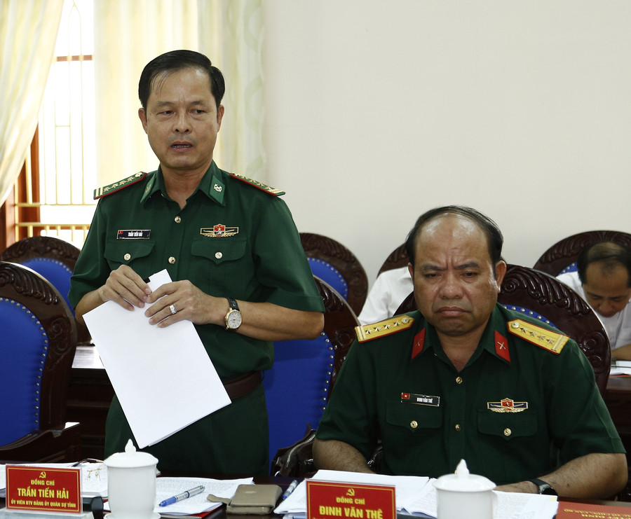 Đại tá Trần Tiến Hải-Phó Chỉ huy trưởng Bộ CHQS tỉnh, kiêm Chỉ huy trưởng Ban Chỉ huy BĐBP tỉnh thông tin về các biện pháp quản lý, bảo vệ biên giới quốc gia. Ảnh: H.P 4-4171.jpg
