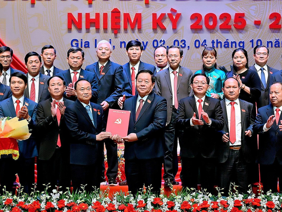 Ủy viên Bộ Chính trị, Trưởng Ban Tuyên giáo và Dân vận Trung ương Nguyễn Trọng Nghĩa (thứ 4 từ phải sang) trao quyết định cho tân Bí thư Tỉnh ủy Gia Lai Thái Đại Ngọc. Ảnh: Đức Thụy 1759718498180.jpg