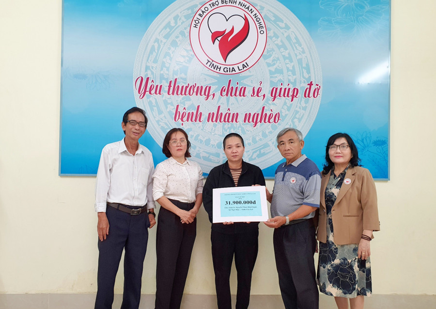 Trao tiền ủng hộ cho gia đình bệnh nhi Nguyễn Phan Hữu Thịnh. Ảnh: Kim Hường hinh.jpg