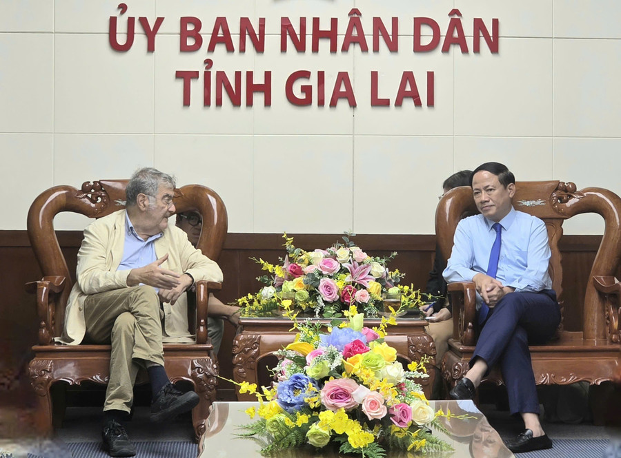 GS Serge Haroche (trái) trò chuyện cùng Chủ tịch UBND tỉnh Phạm Anh Tuấn. Ảnh: Hồng Thương hu-tich-ubnd-tinh-pham-anh-tuan-tiep-giao-su-doat-giai-nobel-vat-ly-serge-haroche.jpg