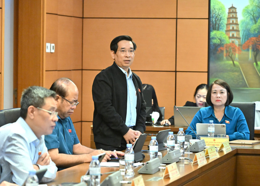 ĐB Nguyễn Văn Cảnh đề xuất Nhà nước hỗ trợ về đất đai cho tư nhân đầu tư viện dưỡng lão. Ảnh: Đoàn ĐBQH tỉnh gen-h-luat-dan-so-phong-benh.jpg