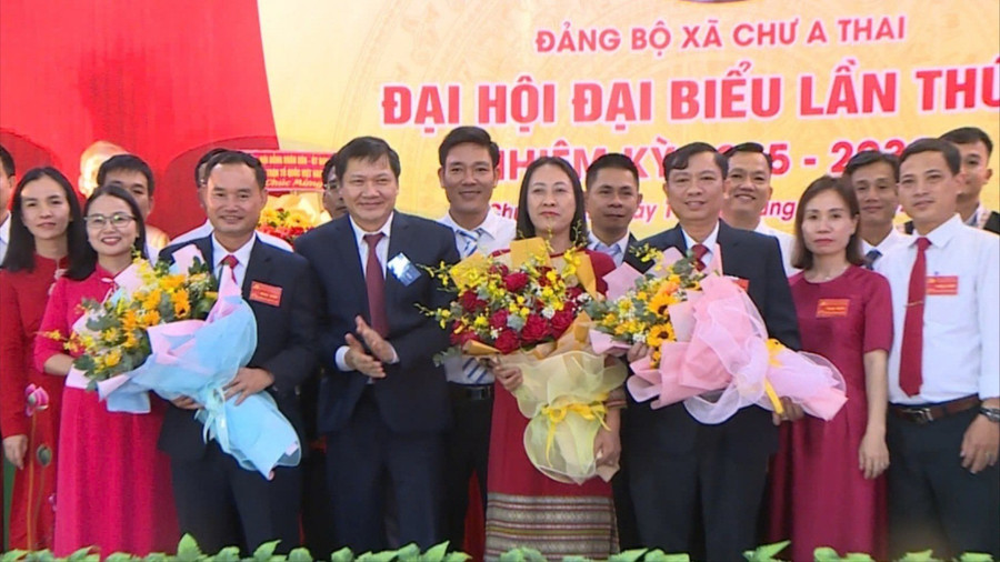 Ban Chấp hành Đảng bộ xã Chư A Thai nhiệm kỳ 2025-2030 ra mắt Đại hội. Ảnh: Bảo Anh ra-mat-bch-dang-bo-xa-chu-a-thai-khoa-i-nhiem-ky-2025-2030-moi-6520.jpg