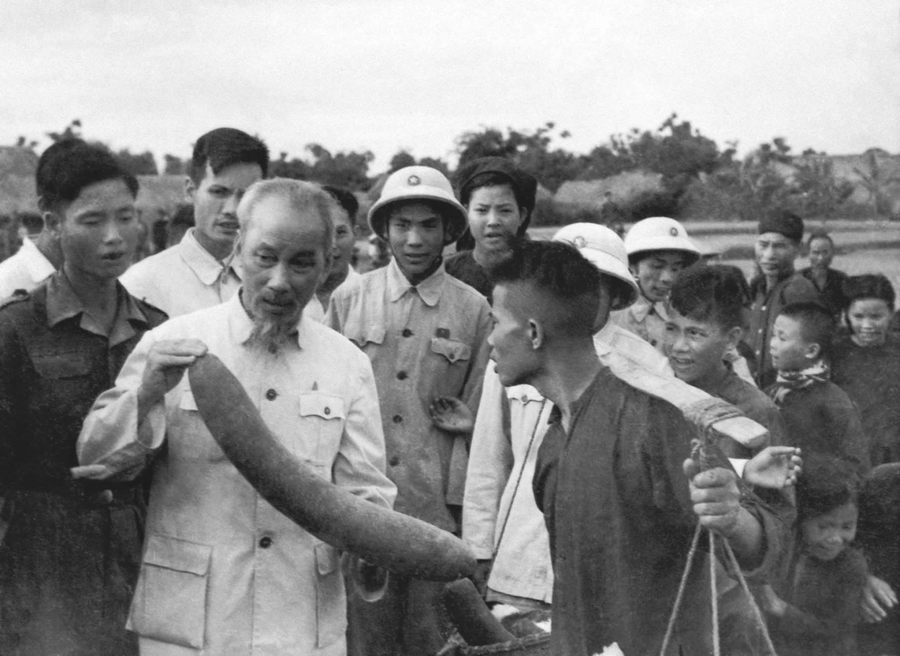 Nông dân xã Ái Quốc, huyện Nam Sách, tỉnh Hải Dương báo cáo kết quả sản xuất với Chủ tịch Hồ Chí Minh, ngày 31-5-1957. Ảnh: hochiminh.vn tu-tuong-ho-chi-minh-ve-dan-chu-va-yeu-cau-cung-co-moi-quan-he-giua-nha-nuoc-va-nhan-dan-trong-giai-doan.jpg