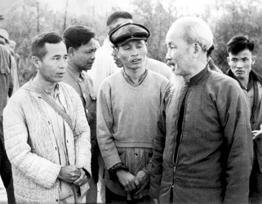 Chủ tịch Hồ Chí Minh nói chuyện với các đồng chí lãnh đạo xã và Ban Chủ nhiệm Hợp tác xã Nông nghiệp thôn Lạc Trung, xã Bình Dương, huyện Vĩnh Tường (tỉnh Vĩnh Phúc) về công tác quy hoạch ruộng đất, ngày 25-1-1961. Ảnh tư liệu bac-ho-ve-tham-vinh-phuc.jpg