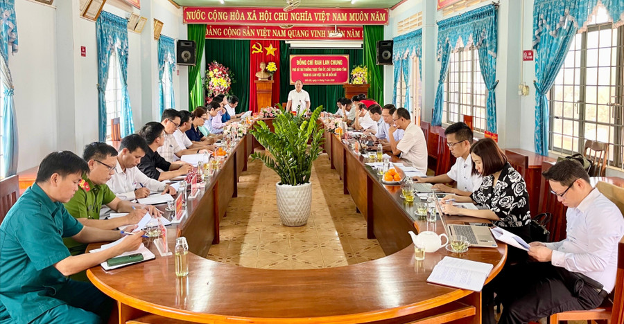 ឈុតឆាកការងារ។ រូបថត៖ Vu Thao quang-canh-buoi-lam-viec-tai-xa-bien-ho-anh-vu-thao.jpg