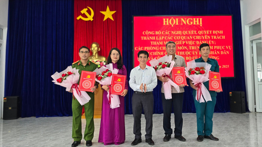 Bí thư Đảng ủy phường Hội Phú Võ Phúc Ánh (giữa) trao các quyết định về công tác tổ chức, cán bộ. Ảnh: Bá Bính anh-3.jpg