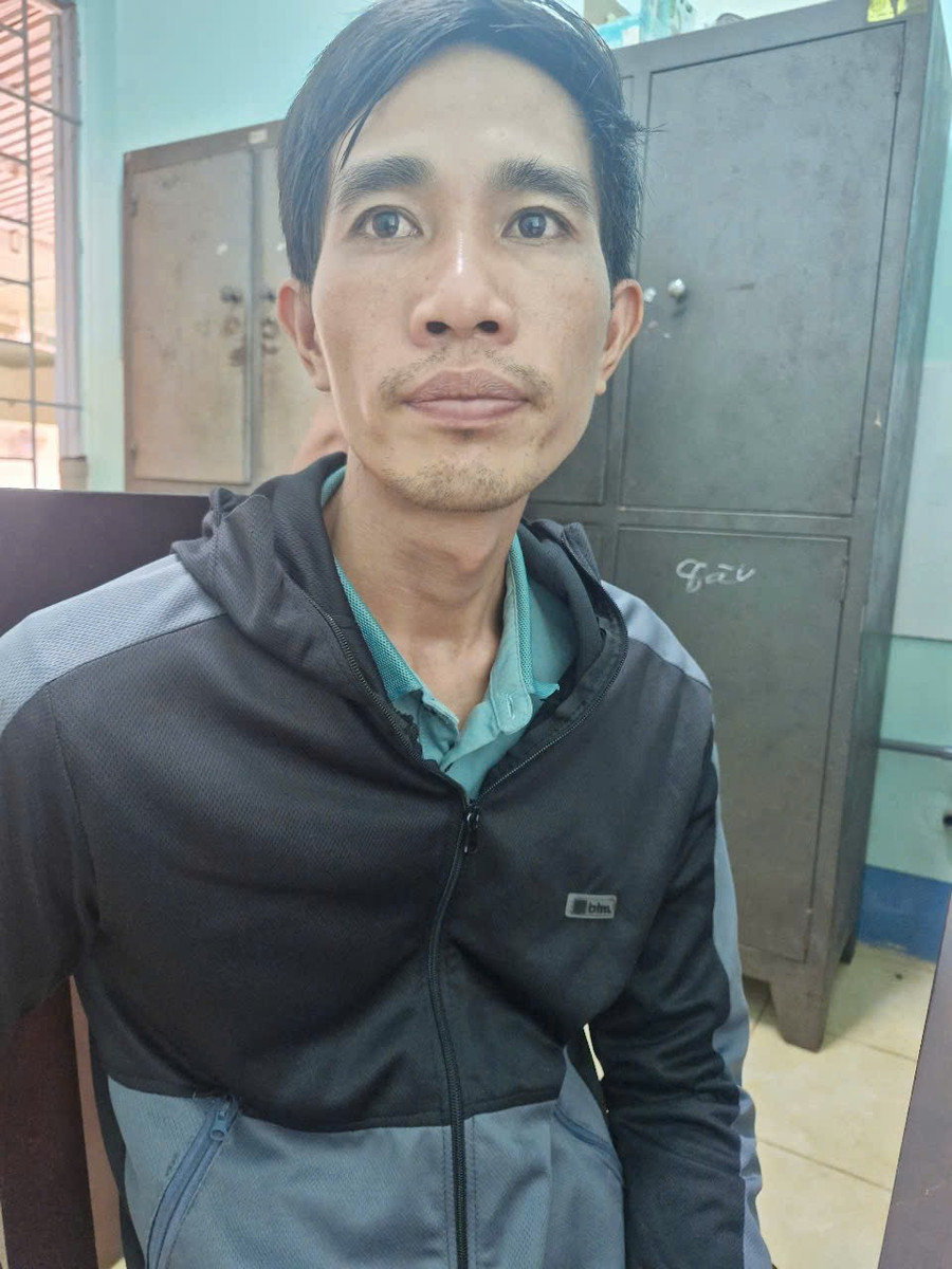 Đối tượng Lê Đình Sơn tại cơ quan Công an. Ảnh: ĐVCC 526b707b0a6bbc35e57a.jpg