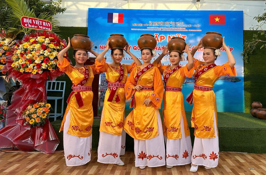 Tiết mục văn nghệ đầy màu sắc văn hóa tại buổi gặp mặt. Ảnh: Thảo Khuy gen-h-z6788166074526-5c51cb226706af9ee24c089a89712db2.jpg