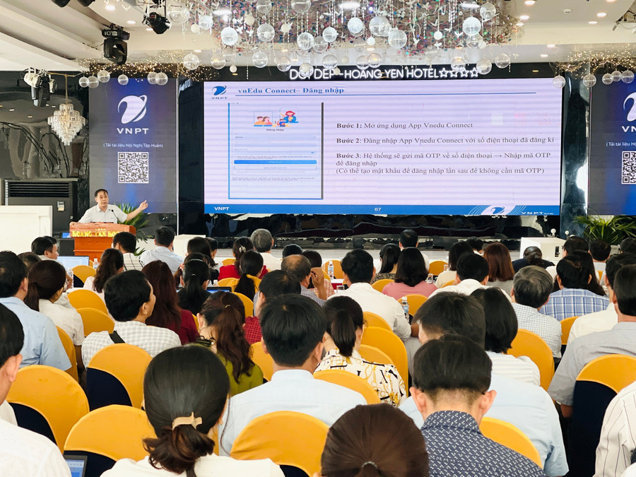 Hơn 300 đại biểu tham dự hội nghị tập huấn hướng dẫn sử dụng phần mềm quản lý giáo dục vnEdu. Ảnh: T.D z6906158617468-bf82ce05c4facdf23681063231cbf244.jpg