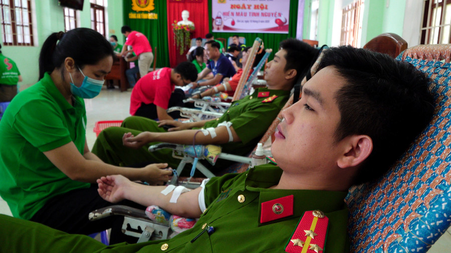 Cán bộ, chiến sĩ Công an tỉnh tham gia hiến máu. Ảnh: M.N cbcs-cong-an-tham-gia-hien-mau.jpg