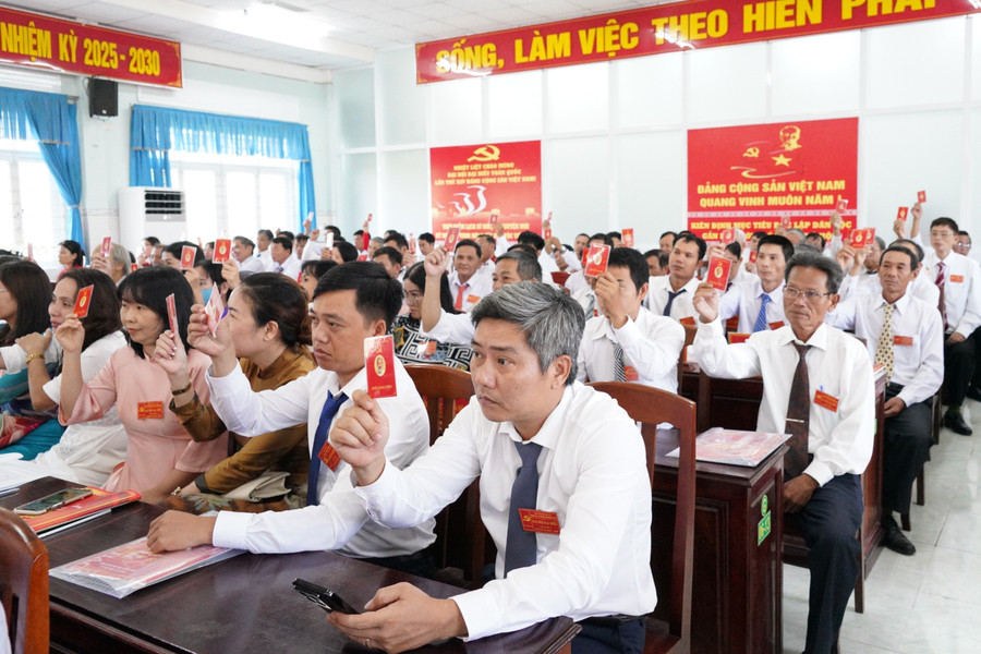 Đại biểu biểu quyết thông qua Nghị quyết Đại hội. Ảnh: N.H a6-5634.jpg