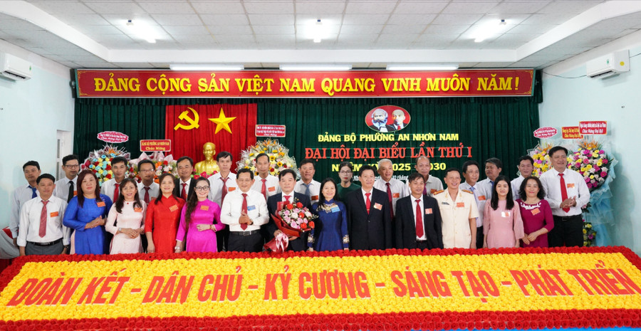 Ban Chấp hành Đảng bộ phường An Nhơn Nam ra mắt Đại hội. Ảnh: N.H dsc07107.jpg