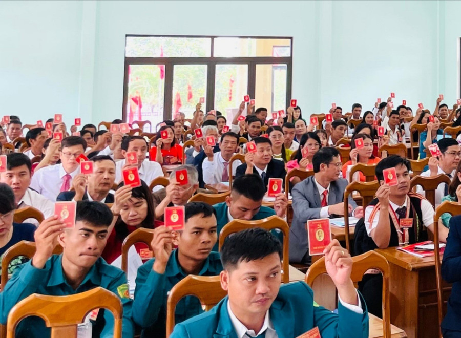 Đại hội thống nhất thông qua Nghị quyết với các chỉ tiêu, nhiệm vụ trọng tâm và hai khâu đột phá. Ảnh: Nguyễn Hiền 3dai-hoi-da-thao-luan-va-thong-nhat-thong-qua-nghi-quyet-voi-cac-chi-tieu-nhiem-vu-trong-tam-va-02-khau-dot-pha-8504.jpg