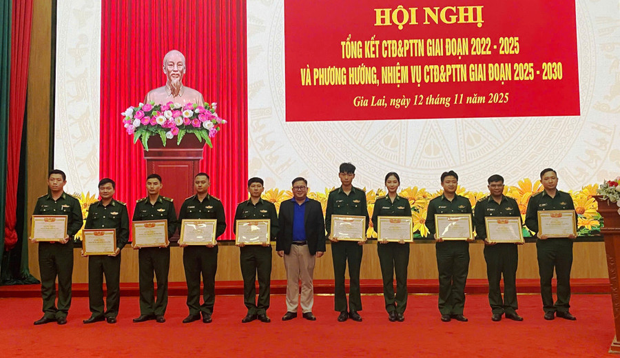 ប្រគល់ប័ណ្ណសរសើរជូនសមូហភាព និងបុគ្គលដែលមានស្នាដៃឆ្នើមក្នុងការងាររបស់សហភាពយុវជន និងចលនាយុវជននៃកងការពារព្រំដែនខេត្ត ដំណាក់កាល ២០២២-២០២៥។ រូបថត៖ Thanh Binh bo-doi-bien-phong.jpg