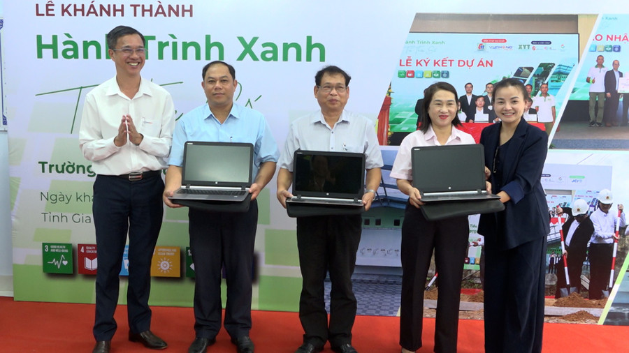 Đại diện các nhà tài trợ trao máy tính cho Trường Tiểu học Vĩnh Thạnh. Ảnh: Xuân Dũng k2-2.jpg