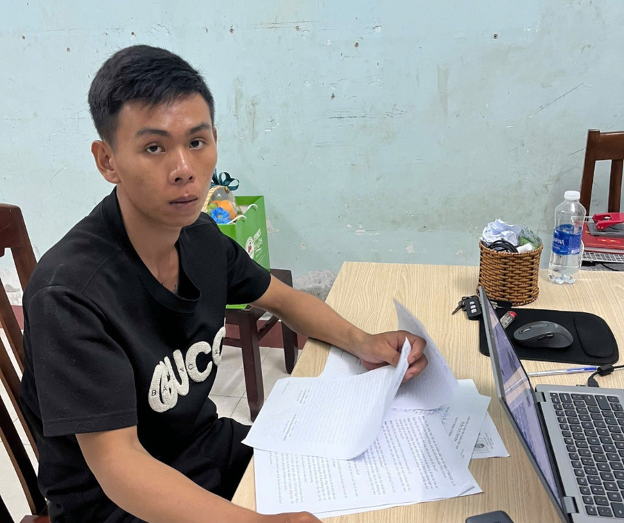 Đối tượng Trần Văn Sỹ tại cơ quan Công an. Ảnh: ĐVCC img-8653-5773.jpg
