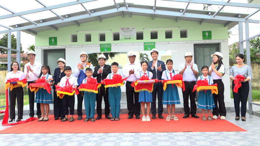 Cắt băng khánh thành khu nhà vệ sinh tại Trường Tiểu học Vĩnh Thạnh. Ảnh: Xuân Dũng k1-1.jpg