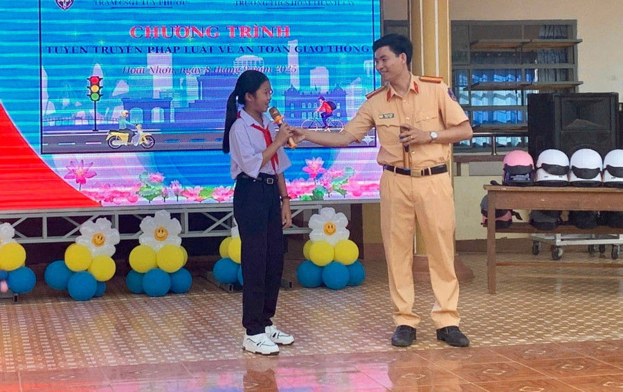 Học sinh tham gia trả lời các câu hỏi tình huống khi tham gia giao thông. Ảnh: N.L z6988119631827-b0525f51aa0bc1cd9088a625af959e4a.jpg