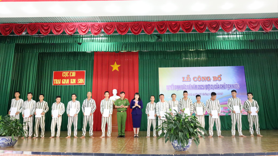 Các phạm nhân tại Trại giam Kim Sơn nhận quyết định của Chủ tịch nước về tha tù trước thời hạn. Ảnh: Bảo Long img-3064.jpg